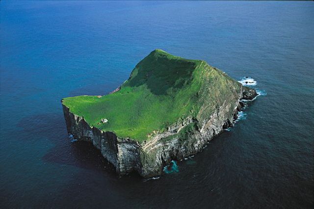 Alone in the middle of nowhere (16 pics)