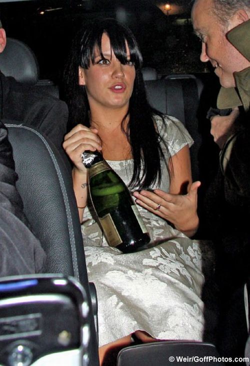 Lily Allen Likes Booze a Lot (20 pics)