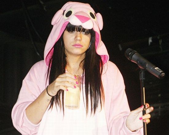 Lily Allen Likes Booze a Lot (20 pics)