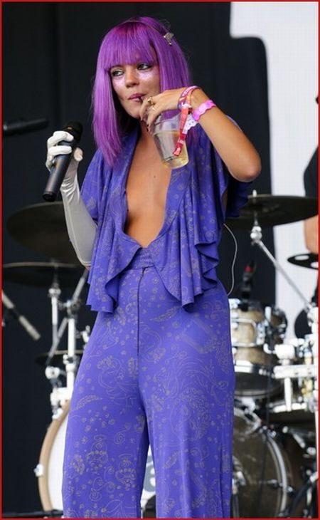 Lily Allen Likes Booze a Lot (20 pics)