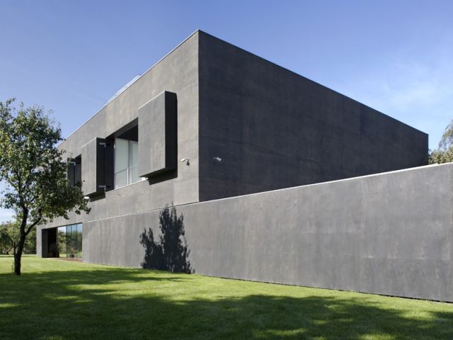 The House with Moving Walls (15 pics + 1 gif)
