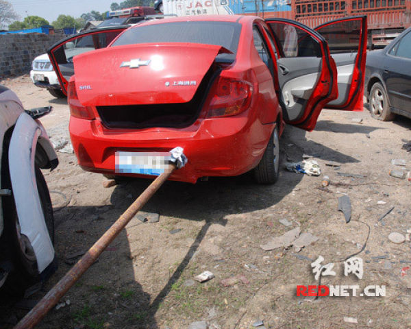 Another Car Pierced Through By a Rod (3 pics)