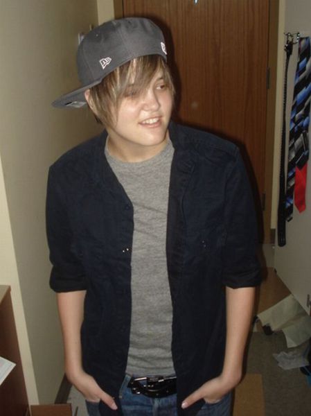 Is It Justin Bieber or a Lesbian Looking Like Him? (25 pics)