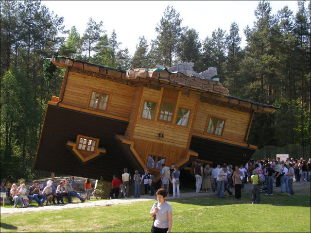 Upside Down House (12 pics)