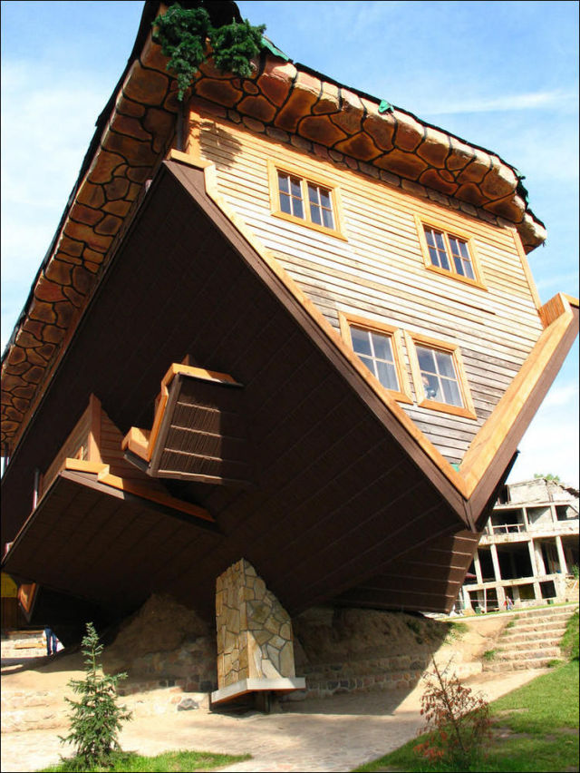 Upside Down House (12 pics)