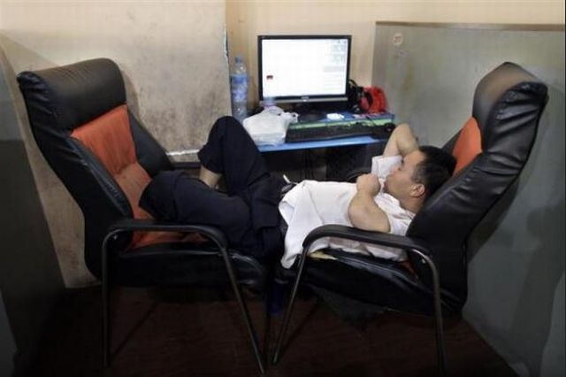 People Sleeping Everywhere (40 pics)