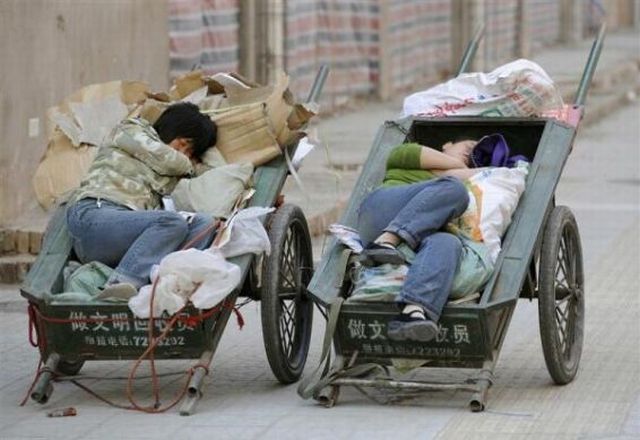 People Sleeping Everywhere (40 pics)