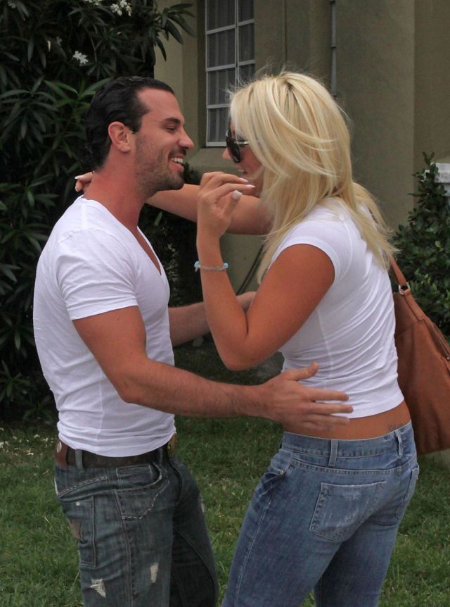 Brooke Hogan Has Very Dangerous Forms (7 pics)