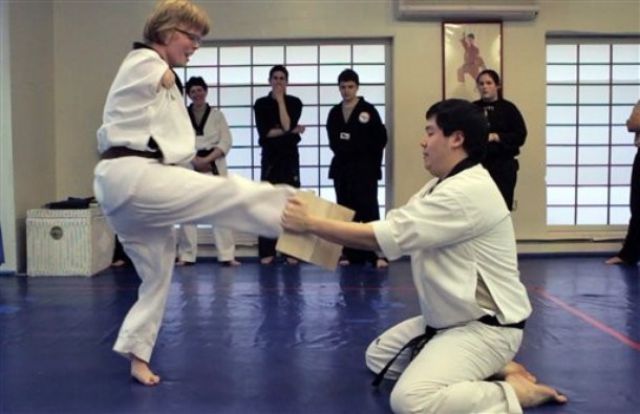 A Girl with No Arms or Kneecaps Goes for Taekwondo Black Belt (5 pics)