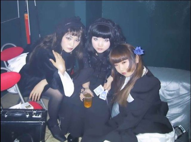 Japanese Gothic Girls (20 pics)