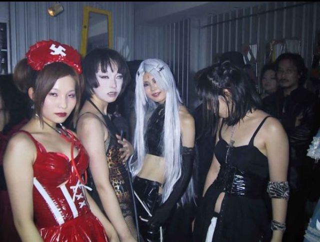 Japanese Gothic Girls (20 pics)