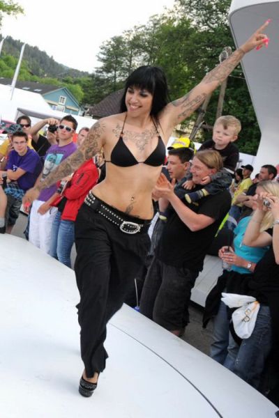 Babes at the 2010 W&ouml;rthersee GTI Festival (29 pics)