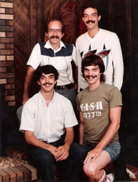 Cuatro hombres geek o nerd solitarios en los años 80
