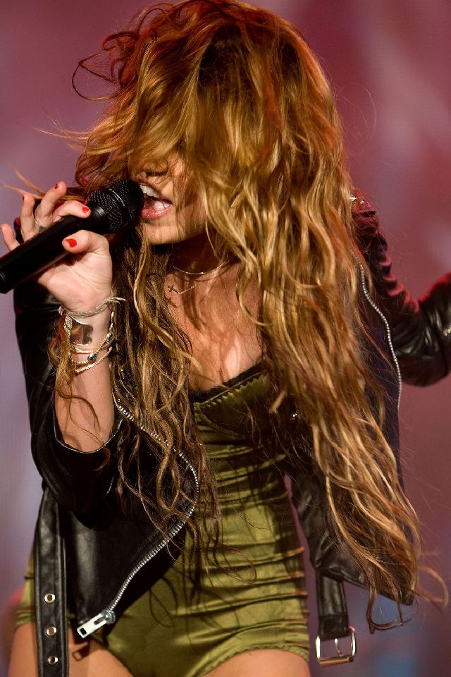 Miley Cyrus Is Wild on the Scene (11 pics)