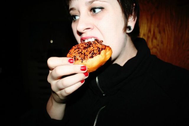Donuts and Girls – What More to Ask! (33 pics) Donuts and Girls – What More to Ask! (33 pics)