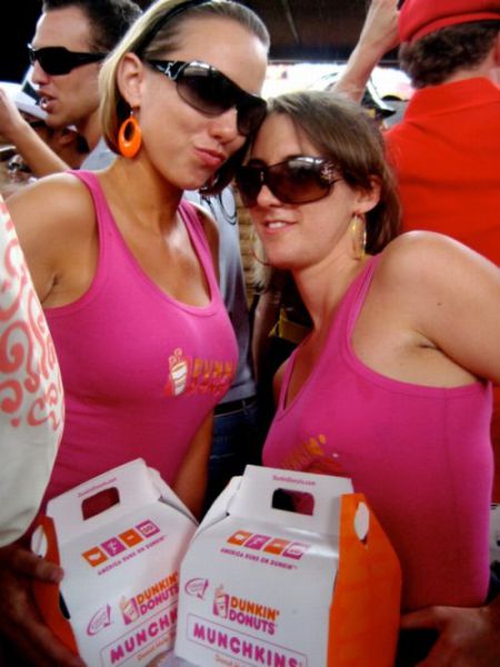 Donuts and Girls – What More to Ask! (33 pics) Donuts and Girls – What More to Ask! (33 pics)