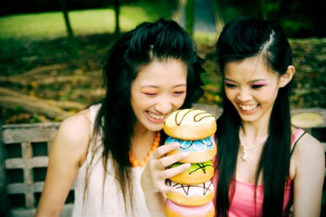 Donuts and Girls – What More to Ask! (33 pics) Donuts and Girls – What More to Ask! (33 pics)