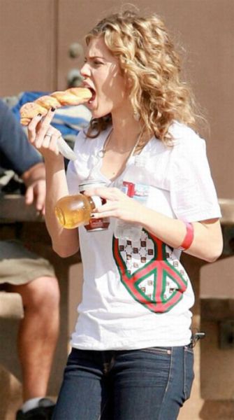 Donuts and Girls – What More to Ask! (33 pics) Donuts and Girls – What More to Ask! (33 pics)