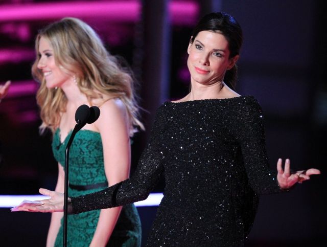 Sexy: Sandra Bullock and Scarlett Johansson Kiss (7 pics)