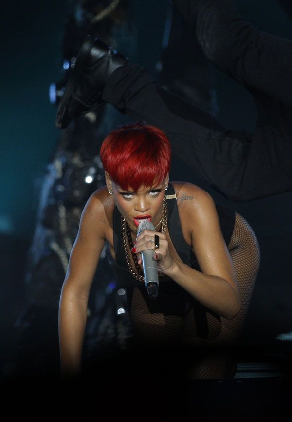 Rihanna and Her Usual Weird Ourfit (12 pics)