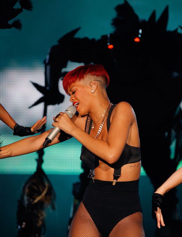 Rihanna and Her Usual Weird Ourfit (12 pics)