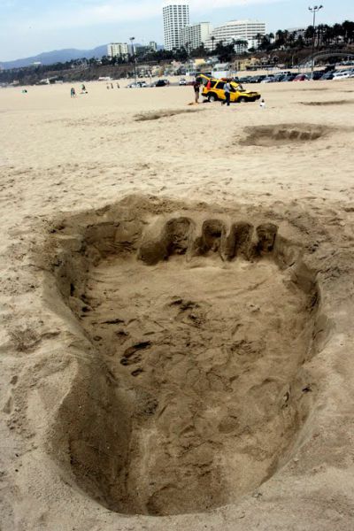 Huge Footsteps on The Beach (4 pics) Huge Footsteps on The Beach (4 pics)