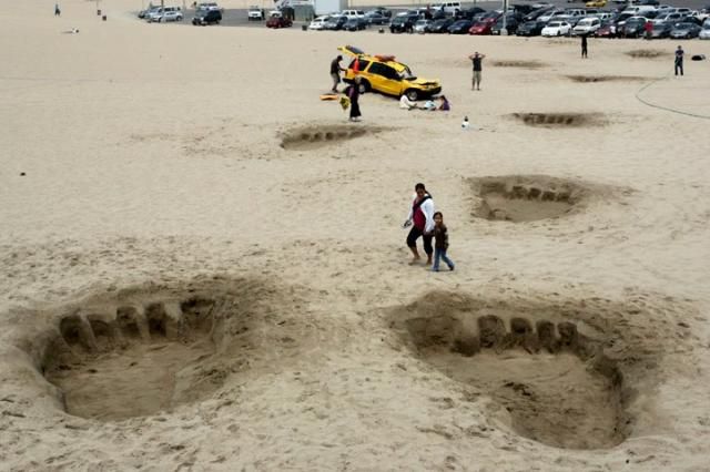Huge Footsteps on The Beach (4 pics) Huge Footsteps on The Beach (4 pics)