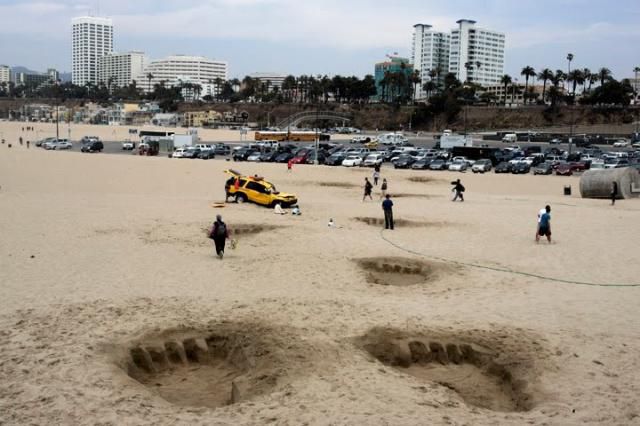 Huge Footsteps on The Beach (4 pics) Huge Footsteps on The Beach (4 pics)