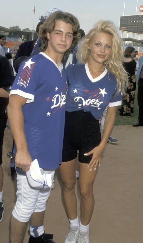 Pamela Anderson Was Super Hot When She Was Young (53 pics) Pamela Anderson Was Super Hot When She Was Young (53 pics)