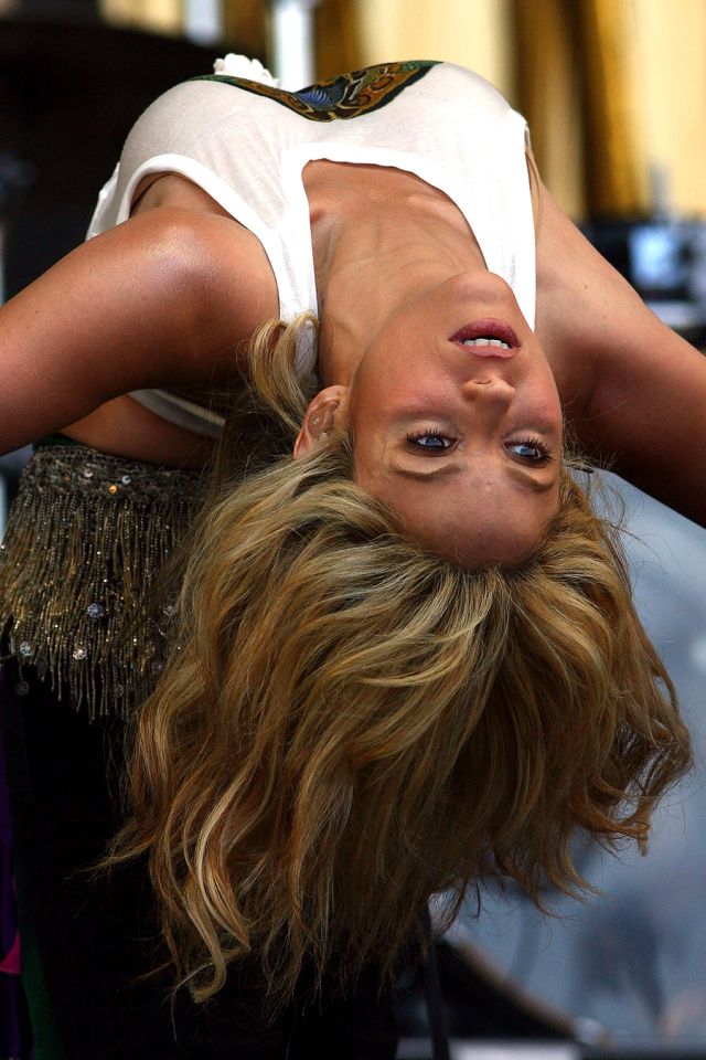 Sexy Shakira in Concert (11 pics)