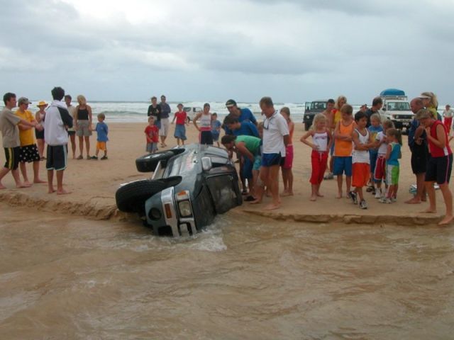 Cars in Hilarious and Weird Situations (83 pics) Cars in Hilarious and Weird Situations (83 pics)