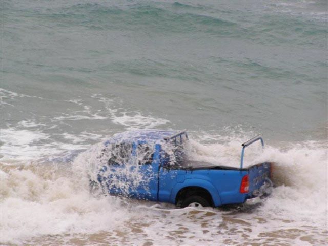 Cars in Hilarious and Weird Situations (83 pics) Cars in Hilarious and Weird Situations (83 pics)