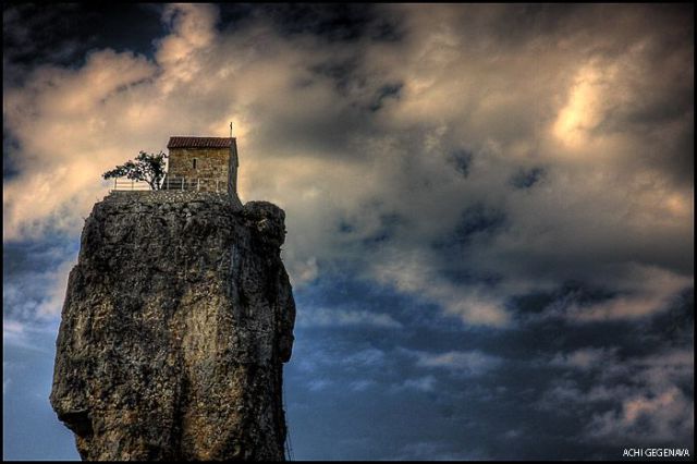 Churches on the Picturesque Georgian Rocks (12 pics)