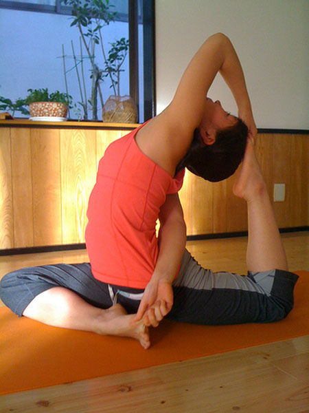 Some Amazing Yoga Positions (23 pics)