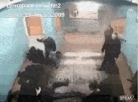 Pwnage: Old man takes down five guys in short order (video)