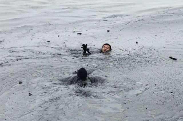 Oil Spill in China: Man Nearly Drowned (7 pics)
