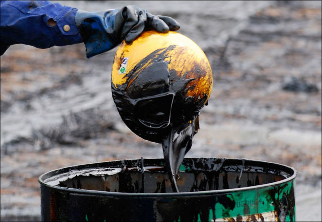 BareHands CleanUp of an Oil Spill (36 pics)