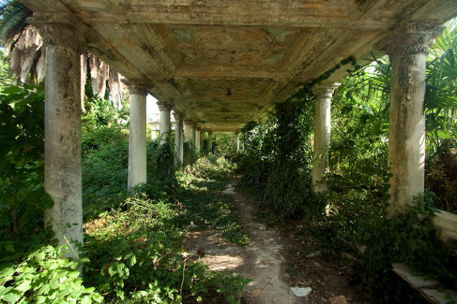 A Paradise That Became a Ghost Town (31 pics)