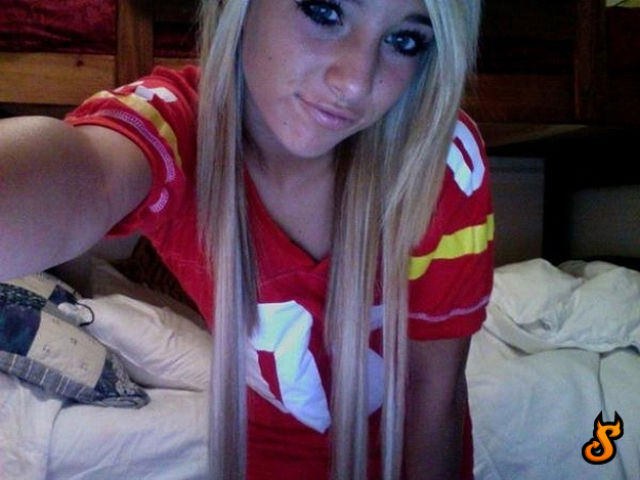 Emo Babes (71 pics)
