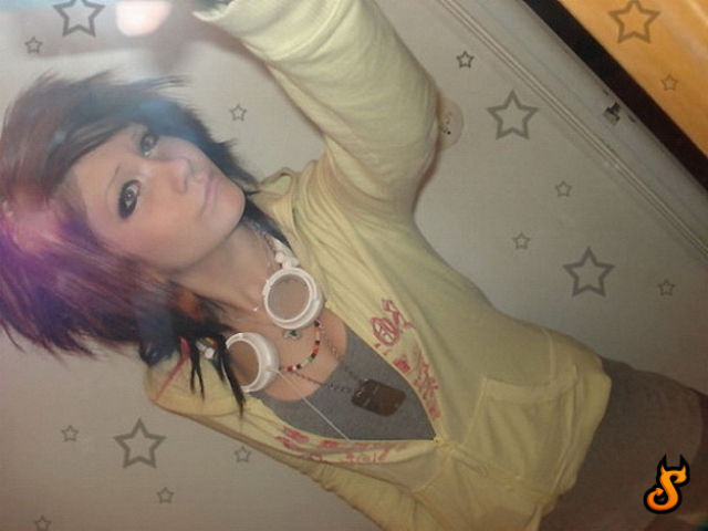 Emo Babes (71 pics)