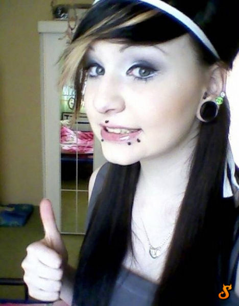 Emo Babes (71 pics)