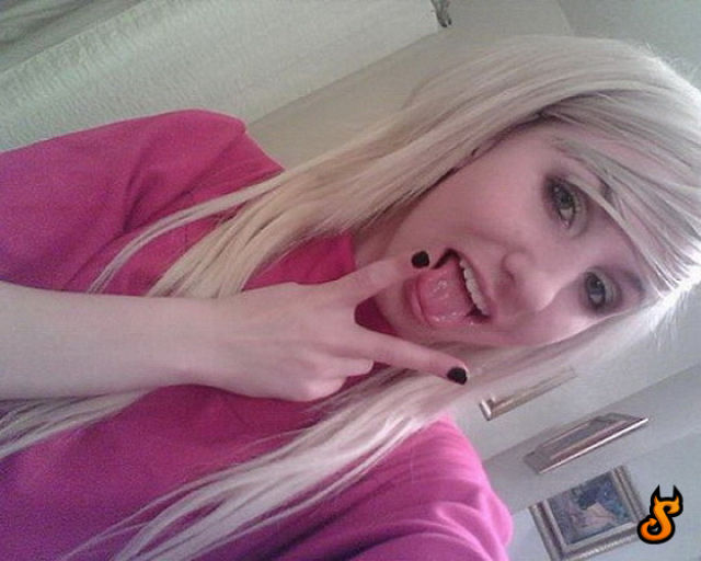 Emo Babes (71 pics)