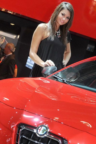 Girls from the 2010 Paris Motor Show (109 pics)