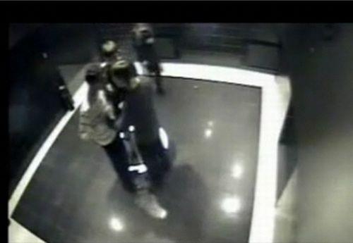 Dude Knocks Out Two Bullies Dude Knocks Out Two Bullies