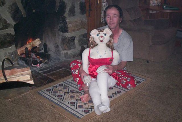 Pria Ini Menjadikan Boneka Sebagai Kekasihnya [ www.BlogApaAja.com ]