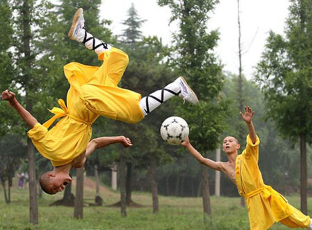 Como Shaolin Monks jogar futebol