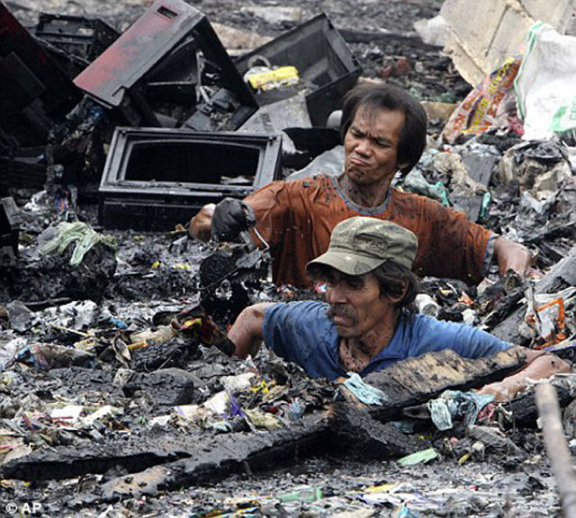 Horrendous Images From Torched Filipino Shanty Town