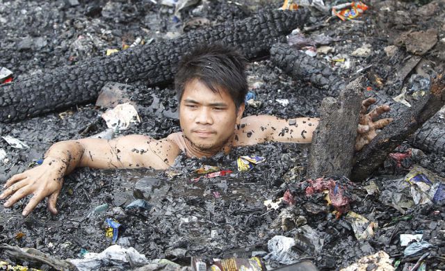 Horrendous Images From Torched Filipino Shanty Town