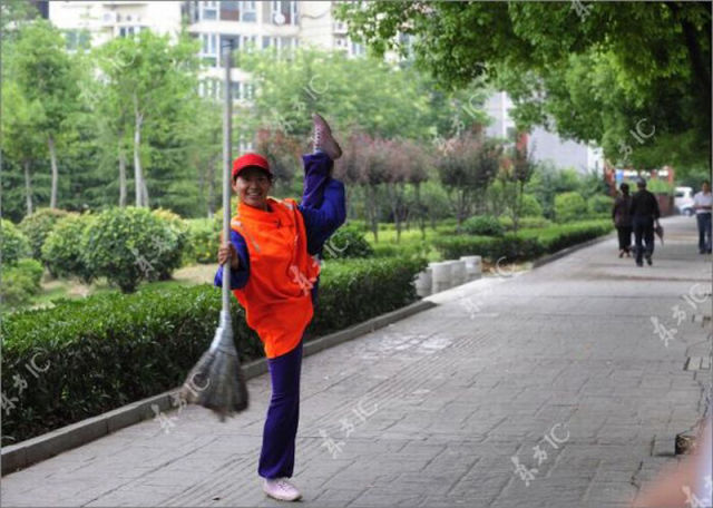 Aksi Kungfu ala Tukang Sapu di Beijing