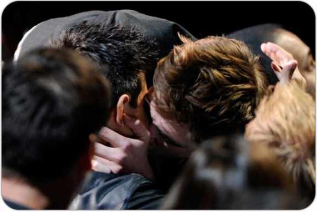 kristen stewart and robert pattinson kissing in real life. Robert Pattinson Kisses Taylor